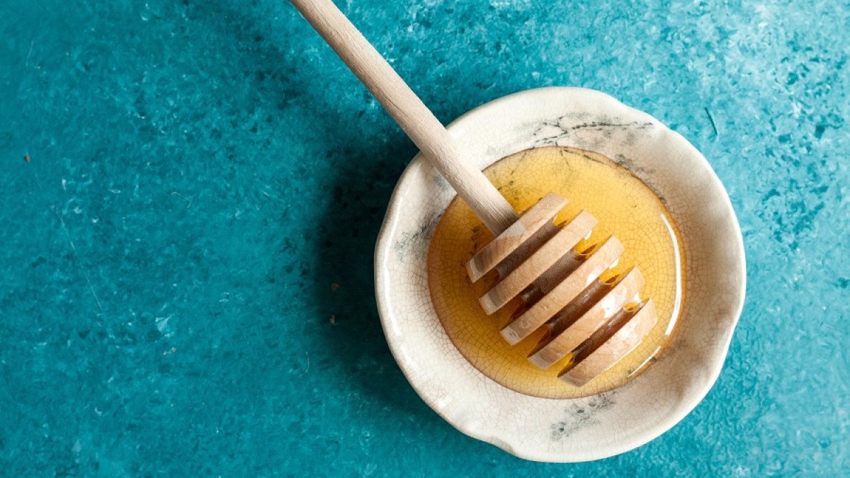 Miel de abeja: 10 beneficios y propiedades de este alimento